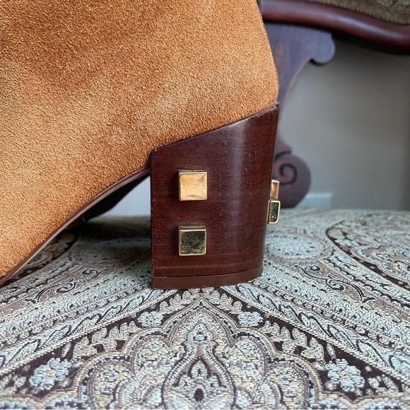 Stuart Weitzman Tan Suede Ankle Boots Studded Block Heel Retail $598 Size 7.5 - Picture 6 of 9